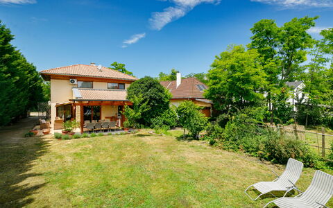 Villa Mediterran: Sky, Himmel, Plante, Bygning, Grøn, Naturlige Landskab, Træ, Vindue, Land Lot, Hus