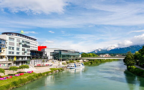 Techno-Park Villach: Plante, Møbel, Træ, Veranda, Skygge, Vejbelægning, Udendørs Møbler, Bygning, Stol, Indretning