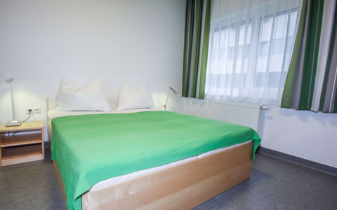 Villach 500: Møbel, Bygning, Komfort, Vindue, Bed Frame, Gardin, Hus, Skygge, Træ, Pude
