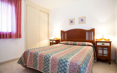 Calpe Calp 867: Soveværelse, Seng, Værelse, Sengetøj, Møbel, Sengetøj, Ejendom, Bed Frame, Indretning, Etage