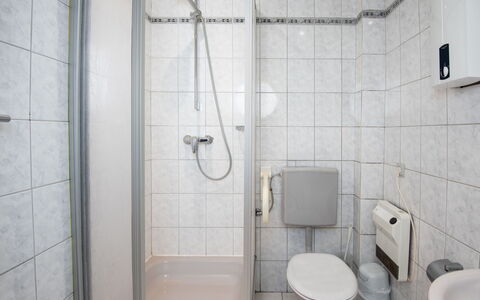 Gila: Indretning, Etage, Gulvbelægning, Værelse, Sanitærarmatur, Badeværelse, Vvs, Badeværelsesvask, Håndvask, Bruser
