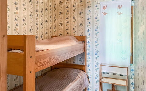 Leppäranta: Seng, Soveværelse, Væg, Gulvbelægning, Etage, Træ, Indretning, Sengetøj, Sengetøj, Møbel