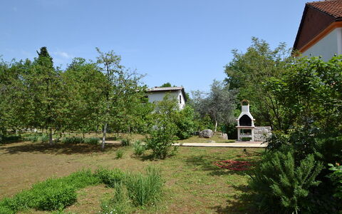 Opatija Ika 106: Plante, Himmel, Naturlige Landskab, Træ, Land Lot, Græs, Landskab, Sommerhus, Busk, Vindue