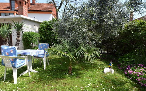 Opatija Ika 106: Ejendom, Have, Gård, Backyard, Træ, Hus, Græs, Ejendom, Forår, Plante