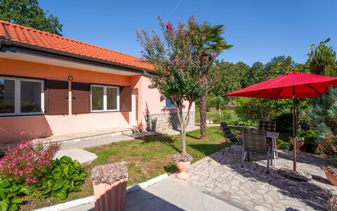 Opatija Ika 106: Busk, Hus, Boligområde, Hjem, Bunddække, Have, Sommerhus, Skygge, Estate, Gård