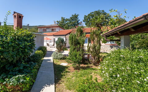 Opatija Ika 106: Hus, Boligområde, Busk, Tag, Hjem, Have, Bunddække, Sommerhus, Estate