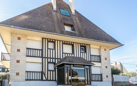 Cabourg 101: Møbel, Ejendom, Bord, Cabinetry, Stol, Træ, Bygning, Belysning, Countertop, Indretning