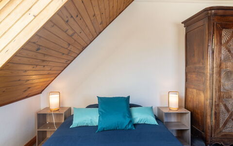 Résidence du Port: Møbel, Ejendom, Bord, Cabinetry, Stol, Træ, Bygning, Belysning, Countertop, Indretning