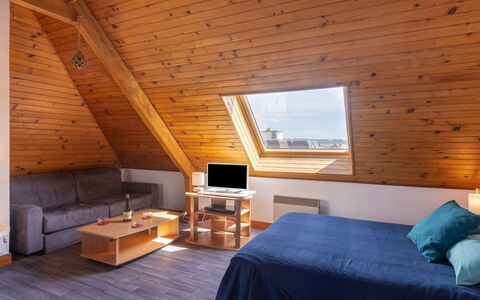 Résidence du Port: Møbel, Ejendom, Bord, Cabinetry, Stol, Træ, Bygning, Belysning, Countertop, Indretning