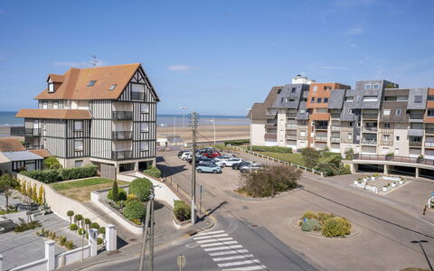 Cabourg 101: Møbel, Ejendom, Bord, Cabinetry, Stol, Træ, Bygning, Belysning, Countertop, Indretning