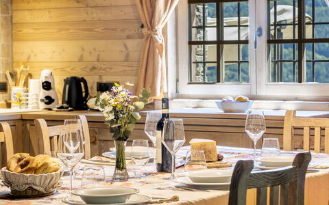 Chalet Anna: Møbel, Indretning, Bord, Træ, Bordservice, Køkken & Spisebord, Spisestue, Stol, Gulvbelægning, Loft