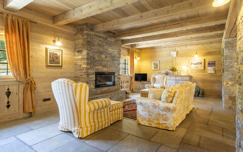 Chalet Anna: Indretning, Møbel, Gulvbelægning, Træ, Loft, Etage, Værelse, Stue, Belysning, Bord