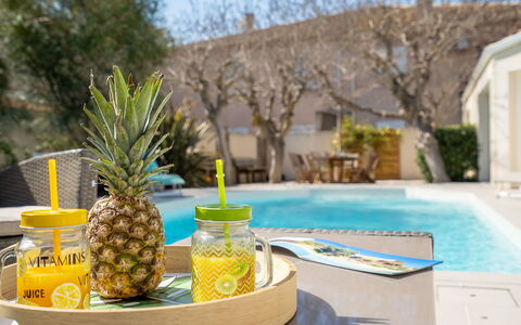 Villa du Littoral: Vand, Bord, Ejendom, Plante, Himmel, Azure, Bygning, Frugt