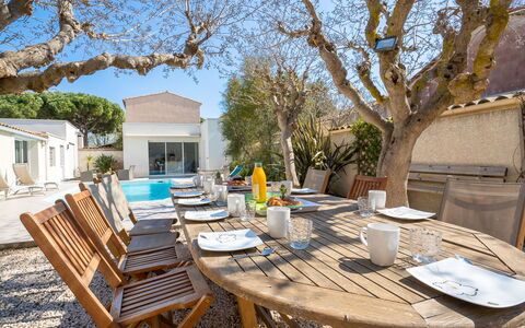 Villa du Littoral: Bord, Møbel, Ejendom, Bordservice, Himmel, Stol, Træ, Plante, Udendørs Møbler, Dug