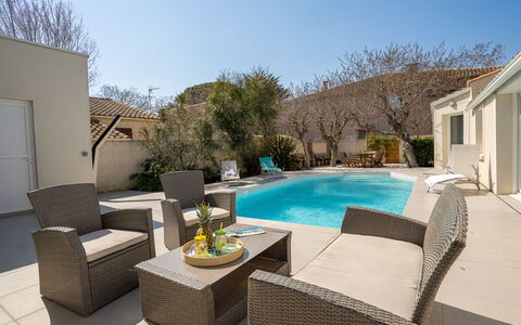 Villa du Littoral: Himmel, Møbel, Plante, Ejendom, Couch, Bygning, Azure, Stol, Bord, Indretning