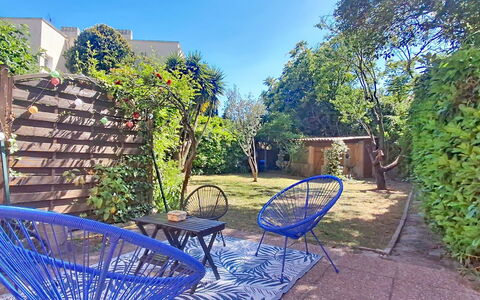 Saint Cyr sur Mer les Lecques 133: Møbel, Udendørs Møbler, Stol, Have, Backyard, Skygge, Gård, Landscaping, Eco Hotel, Udendørs Bord