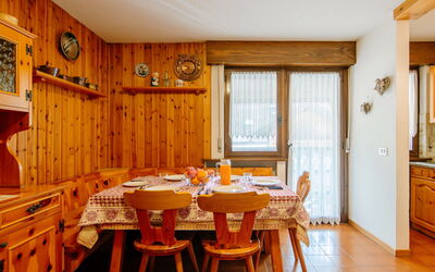 Apt 18 270.18: Møbel, Cabinetry, Bord, Vindue, Stol, Træ, Indretning, Bygning, Orange, Køkken