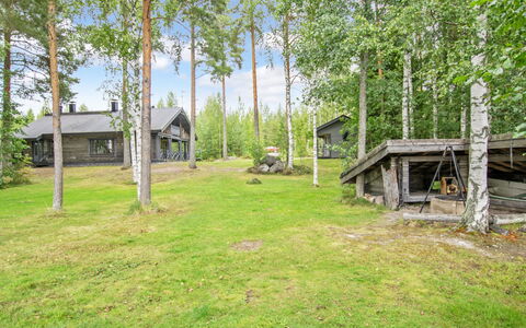 Runoratsu: Græs, Hus, Sommerhus, Land Lot, Hjem, Estate, Lawn, Sidespor, Stuehus, Veranda