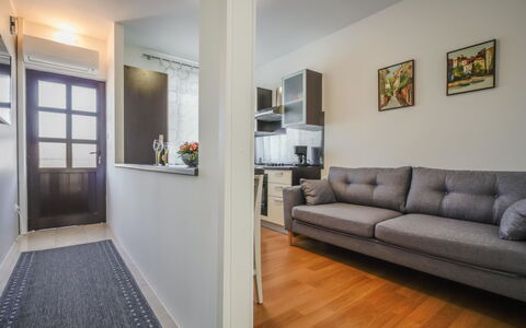 Lucija: Ejendom, Couch, Billedramme, Komfort, Træ, Dør, Indretning, Vindue, Studio Couch, Stue