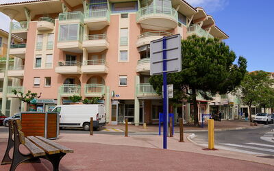 Fréjus 580: Bygning, Himmel, Ejendom, Vindue, Urban Design, Arkitektur, Træ, Bil, Kvarter, Boligområde