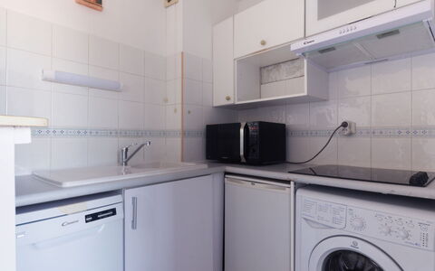 Résidence Aigue Marine: Cabinetry, Vaskerum, Ejendom, Køkkenvask, Håndvask, Hvid, Tørretumbler, Bygning, Komfur, Køkken