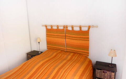 Résidence les Jardins D'Eden: Soveværelse, Møbel, Orange, Værelse, Seng, Sengetøj, Ejendom, Bed Frame, Sengetøj, Etage