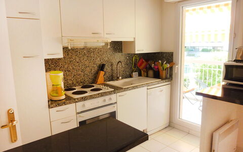 Résidence les Jardins D'Eden: Ejendom, Værelse, Countertop, Køkken, Gul, Møbel, Cabinetry, Komfur, Etage, Indretning