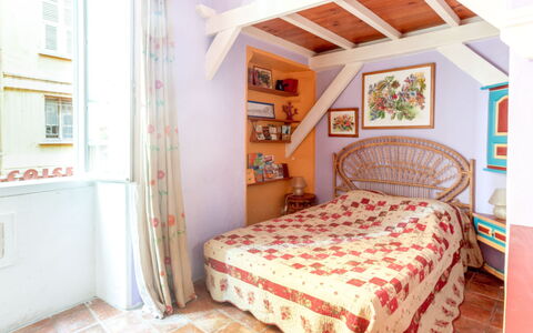 Miralheti: Møbel, Ejendom, Bygning, Vindue, Komfort, Træ, Indretning, Bed Frame, Orange, Etage