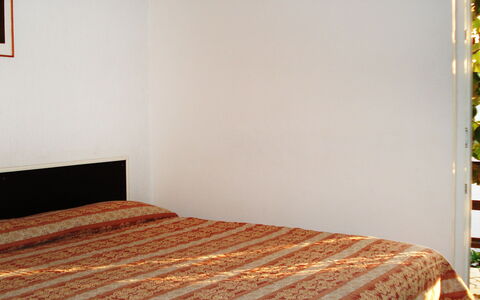 Novi: Seng, Soveværelse, Sengetøj, Værelse, Møbel, Ejendom, Sengetøj, Bed Frame, Væg, Etage