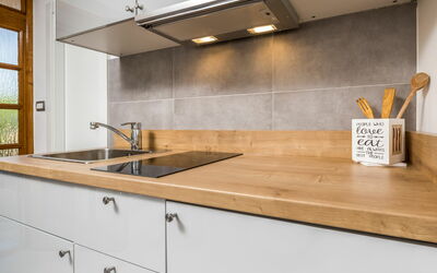 Beni 112.1: Cabinetry, Countertop, Bygning, Træ, Køkken, Tap, Indretning, Gulvbelægning, Køkkenvask, Etage