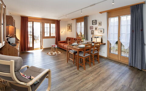 Chalet Cortina: Møbel, Gulvbelægning, Indretning, Træ, Trægulve, Etage, Bord, Stue, Lejlighed, Couch