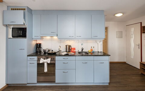 Chalet Cortina: Køkken, Køkken Apparat, Countertop, Køkkenvask, Cabinetry, Større Bandage, Håndvask, Indretning, Sanitærarmatur, Gulvbelægning