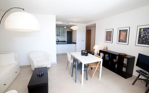 Altea 49: Værelse, Ejendom, Møbel, Indretning, Bygning, Bord, Hus, Loft, Etage, Spisestue