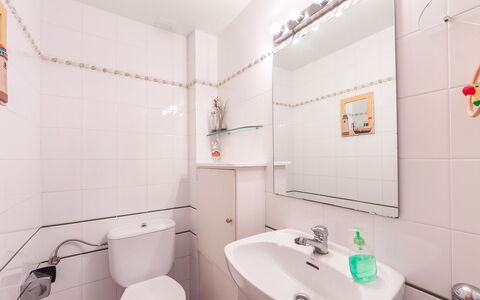Zen: Badeværelse, Ejendom, Værelse, Indretning, Sanitærarmatur, Arkitektur, Væg, Ejendom, Hus, Toilet