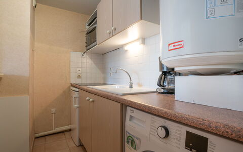 Fréjus 565: Cabinetry, Køkkenvask, Håndvask, Ejendom, Tap, Countertop, Bygning, Sanitærarmatur, Vaskerum, Køkken
