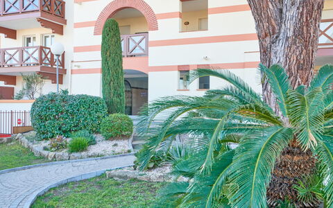 Fréjus 565: Busk, Have, Skygge, Lawn, Landscaping, Hacienda, Gård, Indkørsel, Walkway