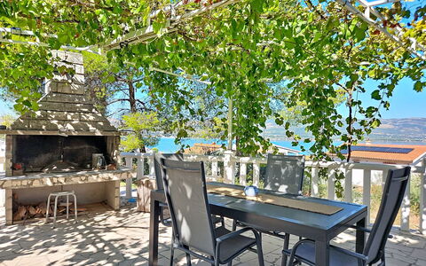 Trogir Slatine 166: Svømmepøl, Bjergkæde, Eco Hotel, Udvej, Estate, Dal, Villa, Landscaping, Ferieby, Backyard