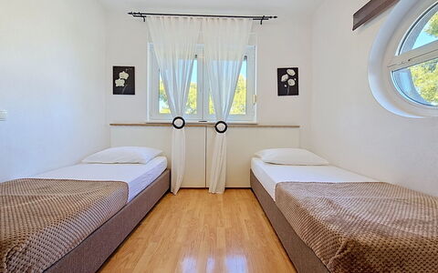 Trogir Slatine 166: Svømmepøl, Bjergkæde, Eco Hotel, Udvej, Estate, Dal, Villa, Landscaping, Ferieby, Backyard