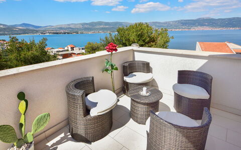 Trogir Slatine 166: Møbel, Lejlighed, Udvej, Stol, Udendørs Møbler, Stueplante, Altan, Eco Hotel, Hotel, Blomsterkrukke