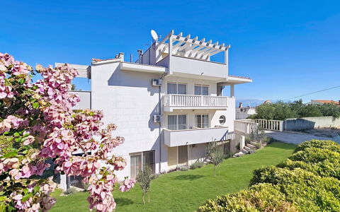 Trogir Slatine 166: Svømmepøl, Bjergkæde, Eco Hotel, Udvej, Estate, Dal, Villa, Landscaping, Ferieby, Backyard