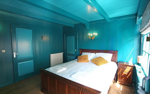 Voc-Huys: Værelse, Soveværelse, Ejendom, Møbel, Seng, Indretning, Turquoise, Loft, Bygning, Hus