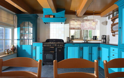 Voc-Huys: Værelse, Turquoise, Blå, Indretning, Loft, Møbel, Bygning, Ejendom, Etage, Bord