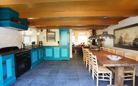 Voc-Huys: Ejendom, Værelse, Bygning, Møbel, Turquoise, Indretning, Loft, Countertop, Bord, Køkken