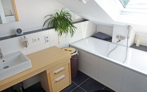 Weisenhorn: Ejendom, Værelse, Badeværelse, Møbel, Indretning, Bygning, Tap, Arkitektur, Countertop, Ejendom