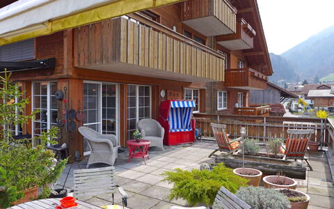 Wilderswil 112: Ejendom, Blomsterkrukke, Plante, Stol, Indretning, Udendørs Møbler, Skygge, Arkitektur, Bord, Træ