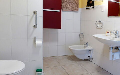 Wilderswil 112: Tap, Badeværelsesvask, Sanitærarmatur, Ejendom, Håndvask, Badeværelse, Purple, Blå, Spejl, Toilet