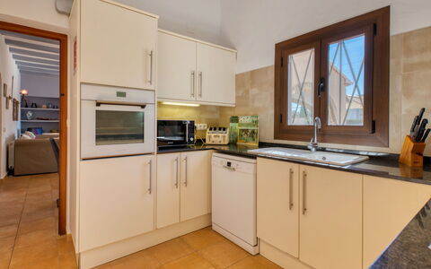 Pomeraj: Cabinetry, Countertop, Møbel, Komfur, Køkkenvask, Køkken Apparat, Køkken, Træ, Håndvask, Køleskab