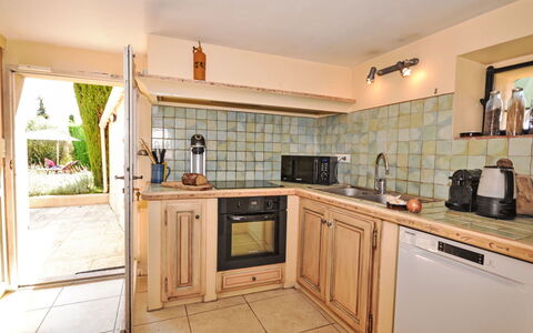 L'Oustaou dei Figo: Countertop, Cabinetry, Ejendom, Køkken Apparat, Komfur, Køkken, Træ, Husholdningsapparat, Plante, Større Bandage