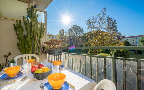 Le Grand Parc: Bord, Himmel, Plante, Ejendom, Møbel, Bygning, Bordservice, Azure, Stol, Belysning