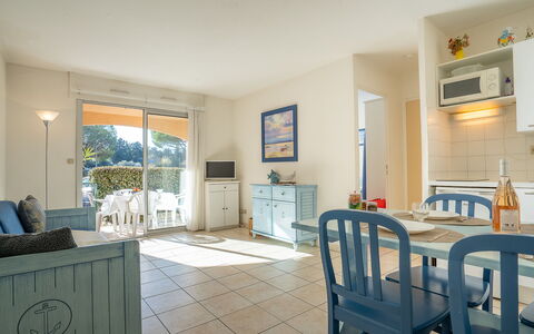 Fréjus 910: Møbel, Cabinetry, Bord, Blå, Azure, Stueplante, Træ, Køkken, Stol, Billedramme